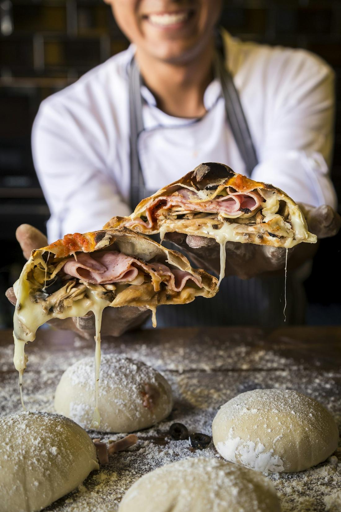 Pizzaiolo con i panetti di impasto